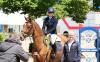 Foto: Gewann die Qualifikation und wurde von Patrick Holtermans (BEMER) beglückwünscht - die Niederländerin Nikita Cheung mit Noverlina VD Laarseheide Z in Zuidwolde - Fotograf: VA