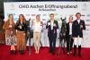Foto: Goldener Glanz auf dem Roten Teppich (v.l.): Julia Krajewski, Dorothee Schneider, Jessica von Bredow-Werndl, Felix Streng, Isabell Werth und Ben Maher - Fotograf: CHIO Aachen/ Andreas Steindl