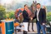 Foto: Per Handschlag besiegelt: Weltmeisterin Simone Blum ist Markenbotschafterin der BEMER Int. AG. Bernhard Bock (Head of Marketing BEMER Int. AG) baute die Partnerschaft mit der Reiterin weiter aus - Fotograf: Stefan Lafrentz