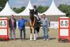 Foto: (v.l.n.r.) Tobias Böhm, Trakehner-Turniersport-Gemeinschaft e.V., Pferdebesitzer Helmar Bescht, die Trakehner Championesse der fünfjährigen Dressurpferde 2022, Helene mit Vanessa Siedentopf und für das Gestüt Grafing Gestütsleiter Philipp Klingbeil - Fotograf: Sigrun Wiecha