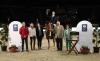 Foto: Marvin Jüngel ist glücklicher Sieger der ersten Qualifikation des U25 Springpokal und somit für das Finale beim CHIO Aachen qualifiziert. V.l.Peter Teeuwen (Bundestrainer), Barbara Berger (Turnierorganisation VEOLIA CLASSICO) Familie Müter - Fotograf: ACP-Fotografie-Pantel.de 