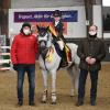 Foto: Jolie Marie Kühner (11) von der Reitakademie München mit Del Piero – Siegerpaar des Bundes-Nachwuchschampionates der Pony-Springreiter 2021. Karl Brocks, Bundestrainer Ponyspringreiter (links), und Landgraf Donatus von Hessen gratulieren - Fotograf: © Jan Reumann