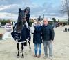 Foto: So gefreut - Siegerin Katrin Eckermann mit Earl of Alice und Anna Lehmeyer (Hetzel Horses GmbH) und Richter Heiner Messing - Fotograf: Christien Dorenkamp/ Hetzel Horses GmbH