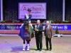 Foto: Kimberly Pap (NED) freut sich über den Pokal und die Gratulationen von Klaus Peters und ALRV-Präsident Carl Meulenbergh - Fotograf: Alexander Marx 