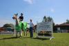 Foto: Der LVM Vertrauensmann Carsten Kempa gratuliert der Siegerin Janea Siewertsen zur Qualifikation für das LVM Cup Finale im Springen - Fotograf: LVM Agentur Carsten Kempa