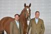 Foto: Sancy v. Sir Donnerhall, eingerahmt von Thomas Münch (re.) und Roland Metz (li). - Fotograf: Hubert Fischer