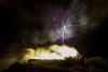 Foto: Schauspiel für Zuschauer und Teilnehmer und Höhepunkt am Samstagabend - das Feuerwerk über der Burgruine Hardenberg - Fotograf: Stefan Lafrentz