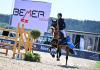 Foto: Pfeilschnell zum Sieg geloppiert und gesprungen - Hannah-Michelle Wilken und Neven Mind in der Qualifikation zur BEMER Young Riders Tour - Fotograf: Pferdefotografie Rüchel-Mihsen