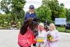 Foto: Vier glückliche Gesichter - Sieger Pieter van der Raadt mit Furore Fantastico und die Gastgeberinnen Ann Kathrin Linsenhoff mit Tochter Marie - Fotograf: Sportfotos-Lafrentz.de