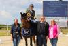 Foto: Mit einem Heimsieg ins Kuschel Cup Finale - Isabella Hahn gewann mit Freda Gold die vorletzte Dressur-Qualifikation bei ihrem Vereinsturnier in Groß Steinrade - Fotograf: RathmannVerlag/Tina Siebenhaar