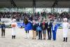 Foto: Das Foto zeigt den Sensationssieger im Lindt-Preis des CHIO Aachen 2025, Justin Verboomen, auf seinem Zonik Plus, sowie Ernst Tanner, Herrn Dr. Adalbert Lechner und Herrn Michal Spiller (Exekutiver Verwaltungsratspräsident der Lindt & Sprüngli AG, CEO der Chocoladefabriken Lindt & Sprüngli AG und Geschäftsführer der Chocoladefabriken Lindt & Sprüngli Deutschland GmbH), Chefrichterin Katrina Wüst und ALRV-Präsidentin Stefanie Peters - Fotograf: CHIO Aachen/Jasmin 
