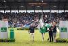 Foto: Das Foto zeigt den Sieger im Rolex Grand Prix des CHIO Aachen 2025 mit seinem Top-Pferd: Martin Fuchs und Leone Jei. An seiner Seite sein Groom Shawn Vard, Rémi Corpataux (Geschäftsführer ROLEX Deutschland GmbH) und ALRV-Präsidentin Stefanie Peters - Fotograf: CHIO Aachen/Jasmin Metzner