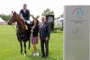 Foto: Dem Sieger gratulieren Astrid Schulte von der Stiftung Deutscher Spitzenpferdesport und ALRV-Vizepräsident Baron Wolf von Buchholtz - Fotograf: CHIO Aachen/ Michael Strauch