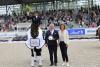 Foto: Zeigt die Siegerin Jessica von Bredow-Werndl auf ihrer Dalera gemeinsam mit Siegward Tesch und ALRV-Präsidentin Stefanie Peters - AFotograf: CHIO Aachen/Michael Strauch