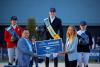 Foto: Die Top-Drei der BEMER Young Riders Tour mit Francois Kasselmann (Riders Tour GmbH) und Alena Knauer (BEMER Int. AG). Für Mathis Westendarp (mi.), Elena Datti (li.) und Aleksandra Kierznowska gab es Startplätze für das Jahr 2023 und Uvex-Helme - Fotograf: Digishots