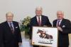 Foto: V.l.n.r.: Preisgeber Peter Rathmann vom RathmannVerlag, Preisträger Sönke Sönksen und Breido Graf zu Rantzau, Laudator und ehemaliger Präsident der Deutschen Reiterlichen Vereinigung (FN) - Fotograf: Stefan Stuhr