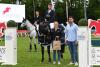 Foto: Maximilian Weishaupt siegte mit Nexus im Preis der Fundis Reitsport GmbH. v.r. Stefan Fundis, Lisa Birnstiel (Hippo GmbH) - Fotograf: Ursula Puschak