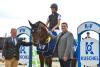 Foto: Mit der Wertnote 8,4 und Platz eins in der zweiten Abteilung erreichte Conrad von Bismarck mit Novgorod einen Finalplatz im Kuschel Cup. Alexander Kuschel von der R+V Generalvertretung und Richter Peter-Jürgen Nissen (li.) gratulieren - Fotograf: RathmannVerlag/Malina Blunck