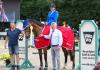 Foto: Seit fünf Jahren ein Dreamteam und Siegerinnen der ersten Prüfung der Großen Tour - Jacqueline Reese und Flora und die Gratulanten Jörg Naeve (li.) und Harm Sievers - Fotograf: ACP Andreas Pantel