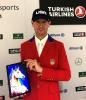 Foto: "Wow! Der sieht ja tatsächlich wie Contagious aus!" McLain Ward und das erste NFT, das in Aachen an einen Reiter verliehen wurde - Fotograf: CHIO Aachen/ Sven Jansen