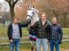Foto: Züchter Eduardo Campos (ESP), Richard Vogel und Geschäftsführer Sebastian Rohde (v.l.n.r.) mit Crack in Elmshorn - Fotograf: Janne Bugtrup